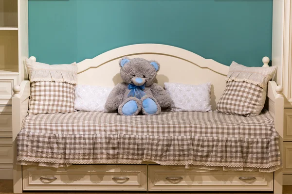Detail kamar tidur untuk gadis-gadis dengan boneka beruang — Stok Foto
