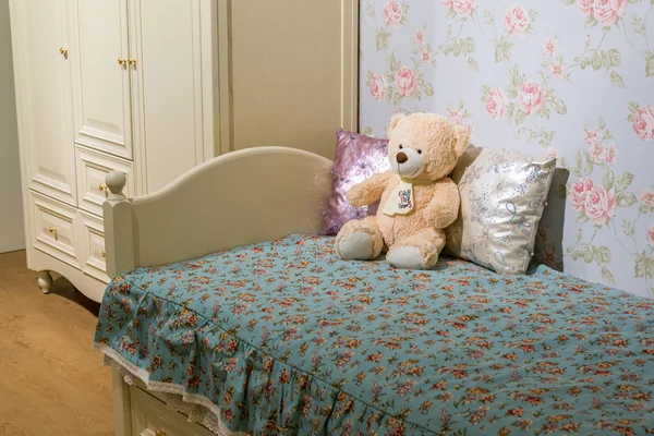 Detail der Schlafzimmer für Mädchen mit einem Teddybär — Stockfoto