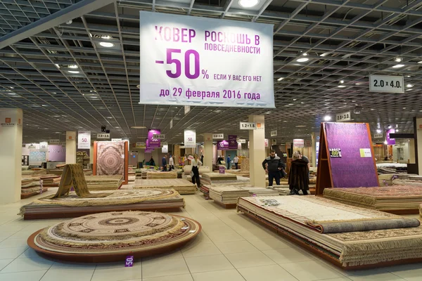 Khimki, Russia - February 13. 2016. Sale of carpets in Grand Furniture shopping, largest specialty shop. — Stock Photo, Image