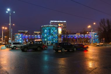 Khimki, Rusya Federasyonu - 13 Şubat. 2016. geceleri büyük yaya geçidi bakan kentsel peyzaj