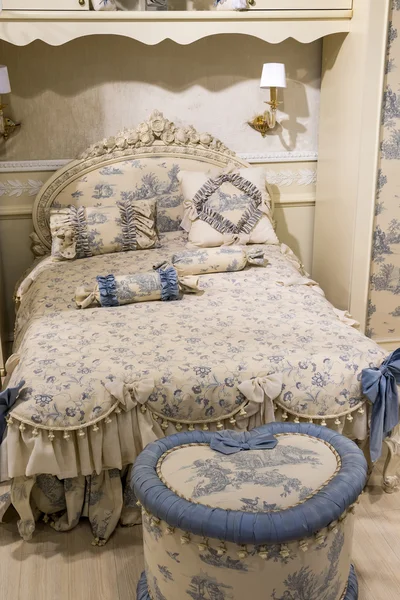 Camera da letto per bambini beige con mobili — Foto Stock