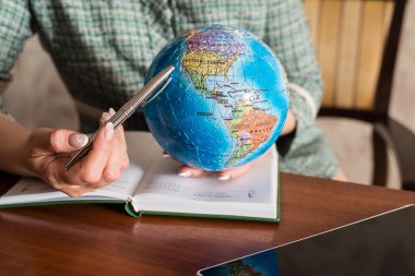 El ile kalem ve bir küre ve bulmaca