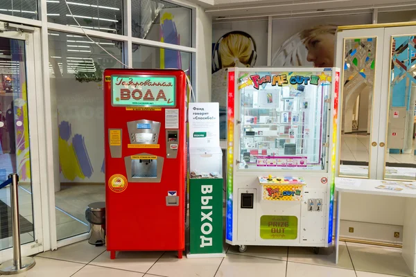 Khimki, Rusia - 13 de febrero. 2016. Máquinas con agua de soda y jugando en el centro comercial Grand —  Fotos de Stock