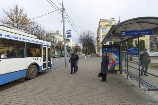 Vladimir, Rusia - 06 de noviembre. 2015. La típica parada de autobús en la calle Moskovskaya — Foto de Stock