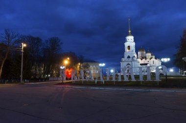 Vladimir, Rusya Federasyonu - Kasım 05.2015. Katedral Meydanı görünümünü geceleri