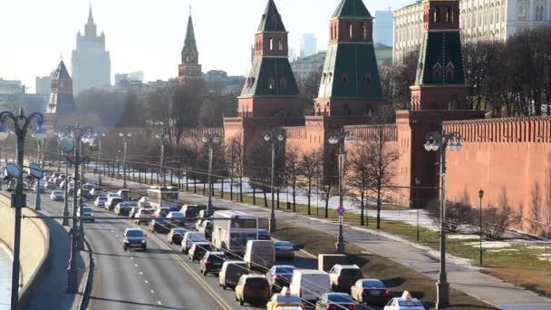 Moskou, Rusland - februari 18.2016. in de buurt van het Kremlin verkeer op de kade — Stockvideo