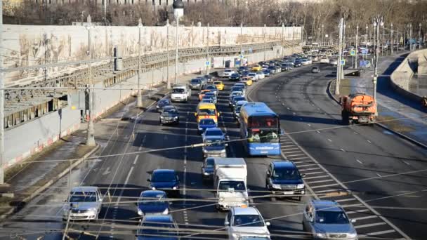 Moskva, Ryssland - februari 18.2016. Traffic jam på kajen Moskvoretskaya — Stockvideo