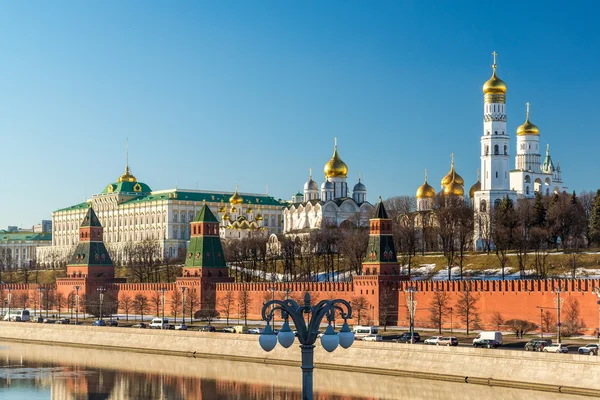 Panorama del Kremlin de Moscú en el día soleado, Rusia — Foto de Stock