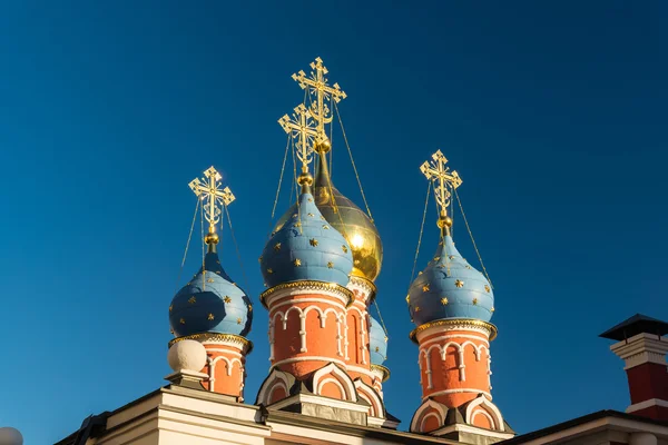 Moskou straat Varvarka. Tempel van St. George de overwinnaar op de Pskovskaja heuvel met klokkentoren 1658. Rusland — Stockfoto