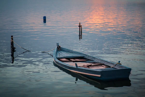 Abandoned boat on beach  at sunset — Stock Photo, Image