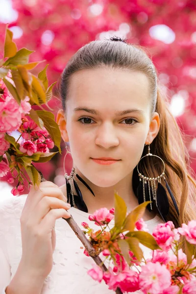 Mladá žena v parku na jaře — Stock fotografie