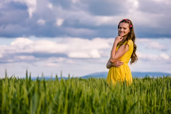 Ein Mädchen in einem Weizenfeld — Stockfoto