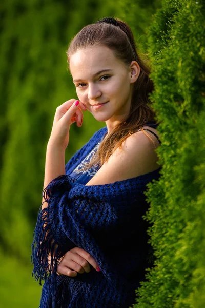 En ung kvinna i en park i sommar Stockbild