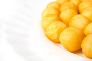 Patates topları plaka üzerinde