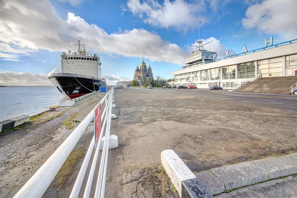 Архангельск. Морская река на набережной реки Нортен-Двина — стоковое фото