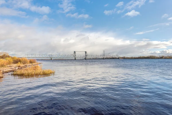 Archangelsk. Järnvägsbro över floden Norra Dvina — Stockfoto