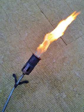 Çatıda taş yünle yanan gaz ocağı.