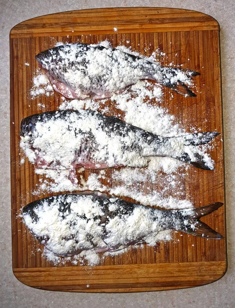 Peixe Fresco Uma Tábua Madeira — Fotografia de Stock