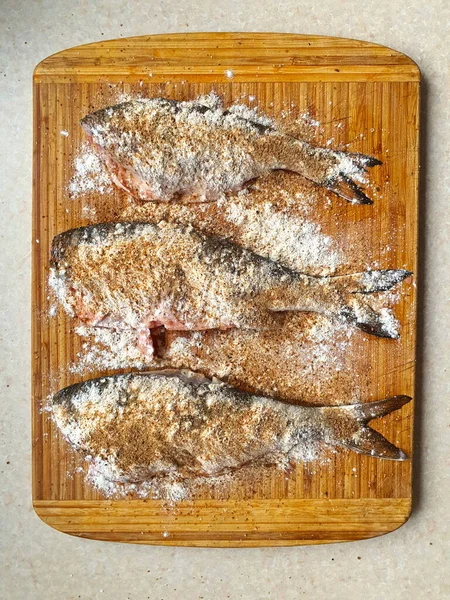 Свежая Рыба Деревянной Доске — стоковое фото