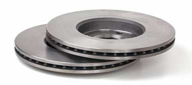 Tırmık diskleri beyaza izole edilmiş. Otomatik parçalar