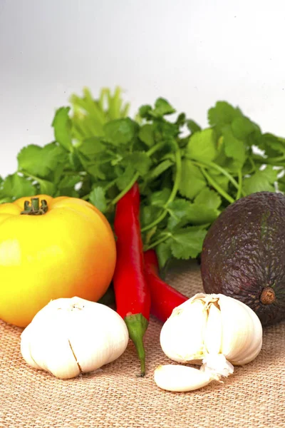 桌上的蔬菜和调味品 — 图库照片