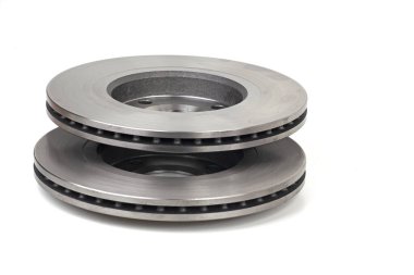 Fren diskleri beyaza izole edilmiş. Otomatik parçalar