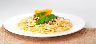 deniz yemeği soslu makarna ve domates.