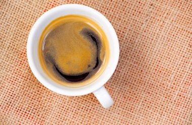 Masada bir fincan kahve.