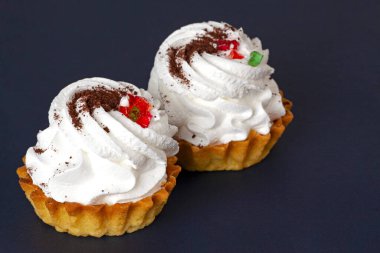  Siyah üzerine çok lezzetli bir pasta.