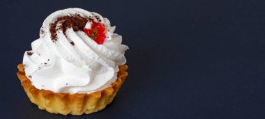  Siyah üzerine çok lezzetli bir pasta.