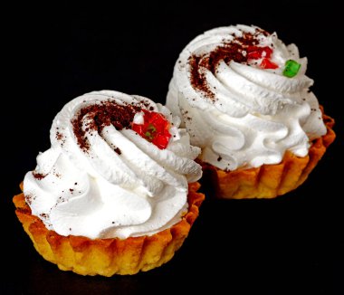  Siyah üzerine çok lezzetli bir pasta.