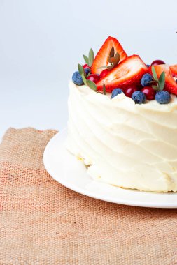 Tabakta çok lezzetli çilekli pasta.