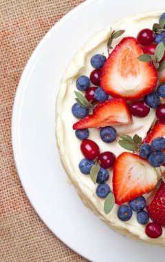 Tabakta çok lezzetli çilekli pasta.