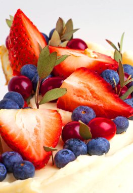 Tabakta çok lezzetli çilekli pasta.