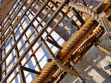 Güneşli bir günde inşaat alanında.