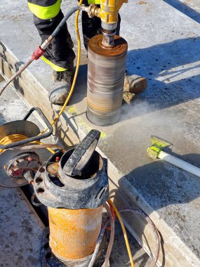 İnşaat alanında çalışan ekipmanlar.