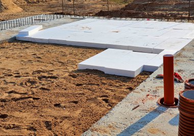 Güneşli bir günde inşaat sahası