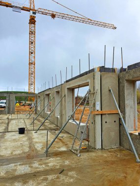 İnşaat alanında çalışan bir inşaat işçisi