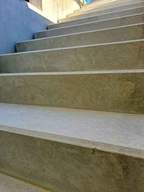 Başlık: İnşaat alanında yeni merdiven