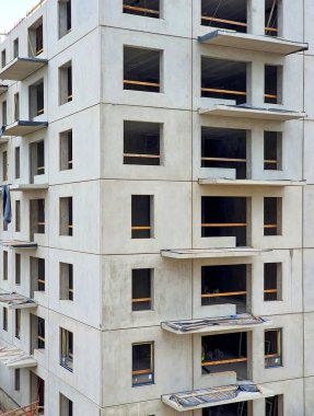 Modern apartman, inşaat alanında.