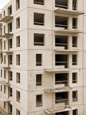 Güneşli bir günde inşaat alanında.