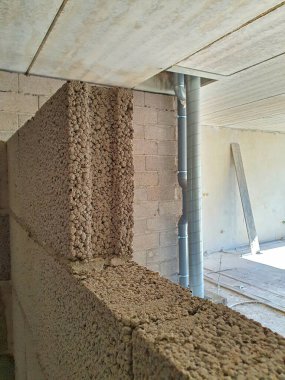 İnşaat alanında bir duvar ustası.