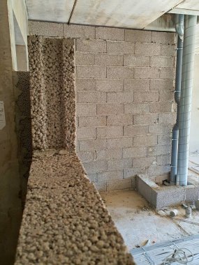 İnşaat alanında bir duvar ustası.