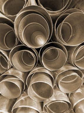 İnşaat alanında boru yığını