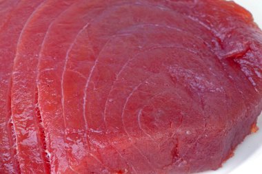 Masada ton balığı eti var.