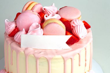 Böğürtlenli ve bisküvili nefis ev yapımı kek.