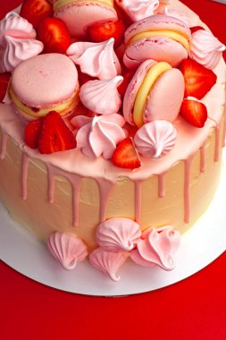 Böğürtlenli ve bisküvili nefis ev yapımı kek.