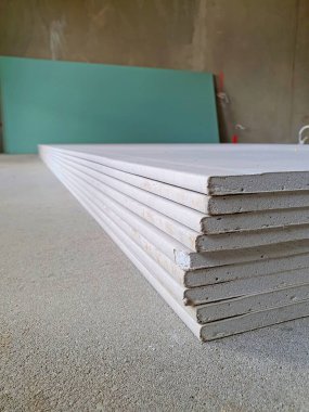 İnşaat alanında, duvar inşaatında.