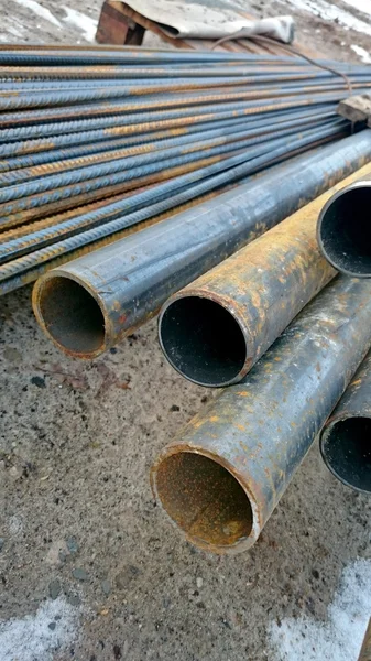 İnşaat alanı üzerinde çelik borular — Stok fotoğraf
