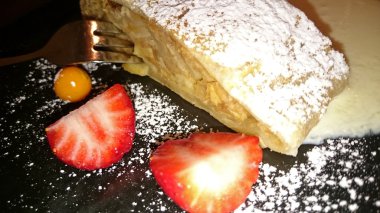 kek ve meyve plaka üzerinde